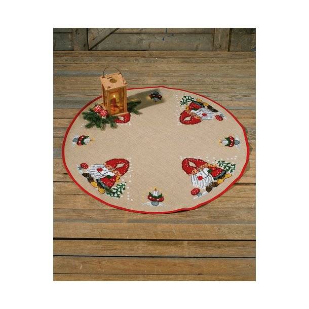 Nisser i sang juletrstppe