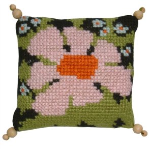 Rosa blomst p� sort bund