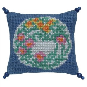 Blomsterkrans p� bl� bund