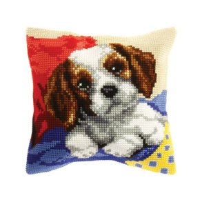 Brun og hvid hund p�tegnet pude
