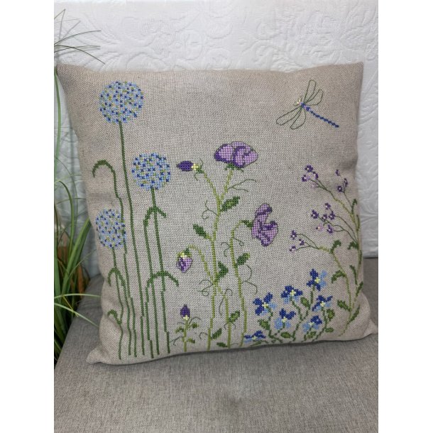 Blue flowers square pude