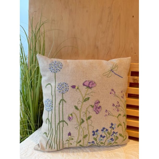 Blue flowers square pude